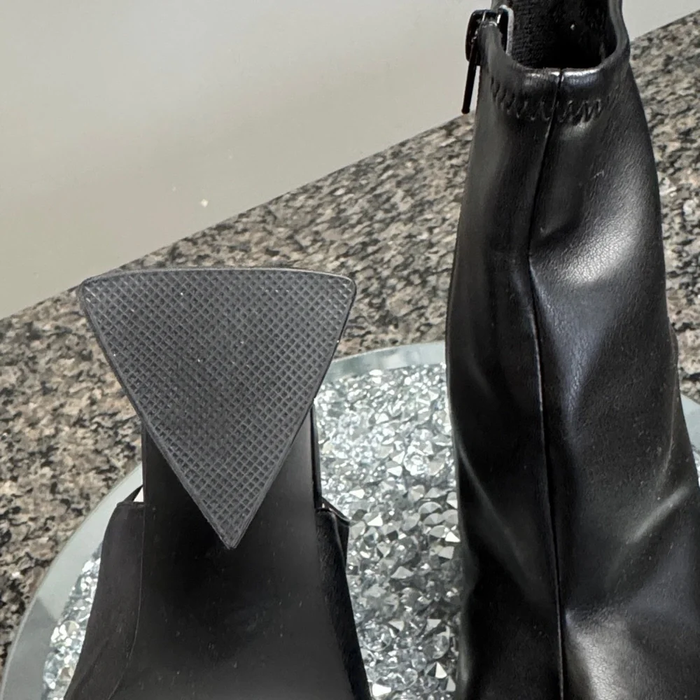 Steve Madden Black Open-Toe triangular Heeled sock Booties MEW 6.5